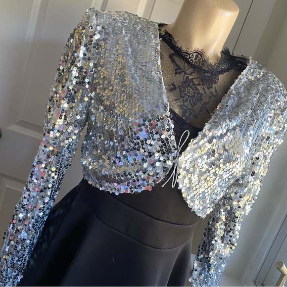 LONG SLEEVE SILVER SEQUINS SHORT BOLERO JACKET. Sizes S-M - Picture 5 of 13